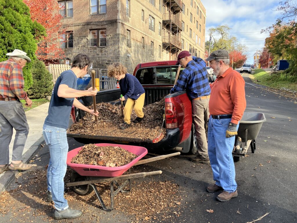 Unloading mulch